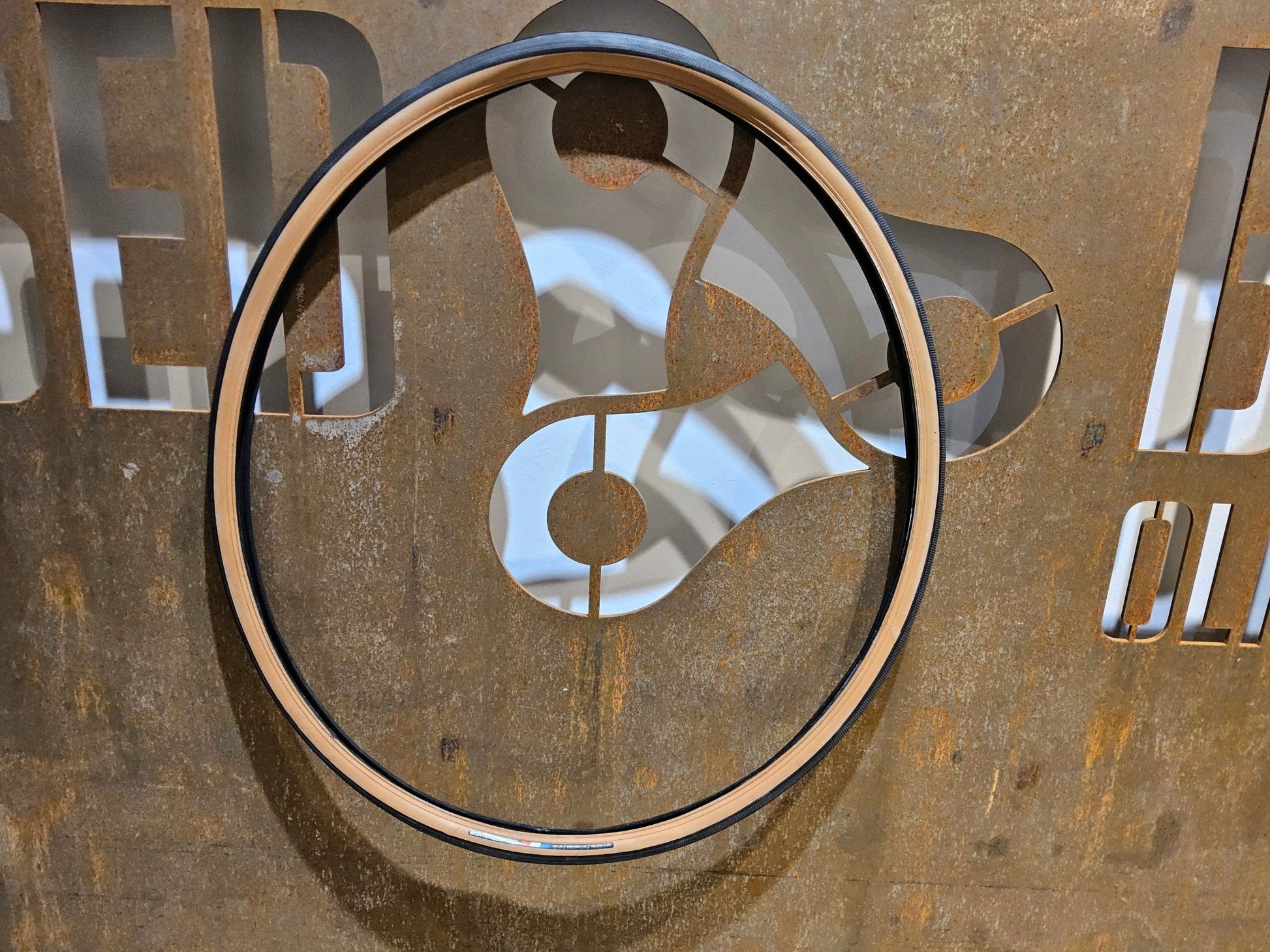 Reifen von Bontrager, BONTRAGER R3 HARD - CASE LITE TLR RENNRAD REIFEN 700C X 28MM /TAN - WALL vor USEDBIKES - OB.DE Hintergrund