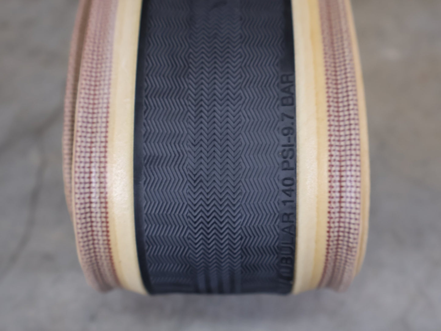 Reifen von Pirelli, BONTRAGER R4 CLASSICS HARD - CASE LITE RENNREIFEN / 700C X 28 MM – CLINCHER – 320 TPI – BLACK/NATUR vor USEDBIKES - OB.DE Hintergrund