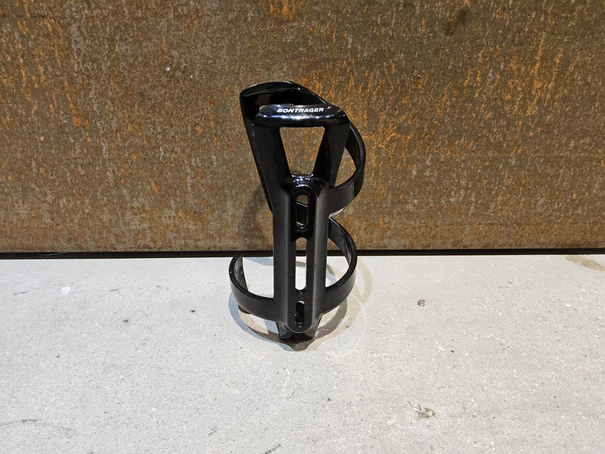 Trinkflaschen und Halter von Bontrager, BONTRAGER RIGHT SIDE LOAD RECYCLED FLASCHENHALTER / SCHWARZ vor USEDBIKES - OB.DE Hintergrund