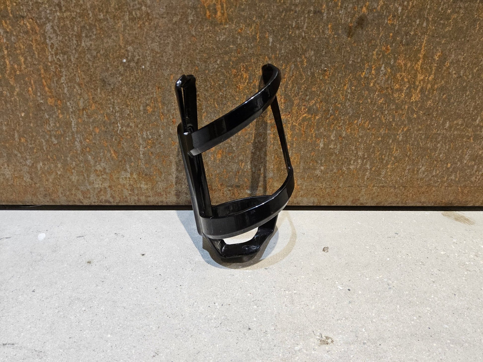 Trinkflaschen und Halter von Bontrager, BONTRAGER RIGHT SIDE LOAD RECYCLED FLASCHENHALTER / SCHWARZ vor USEDBIKES - OB.DE Hintergrund