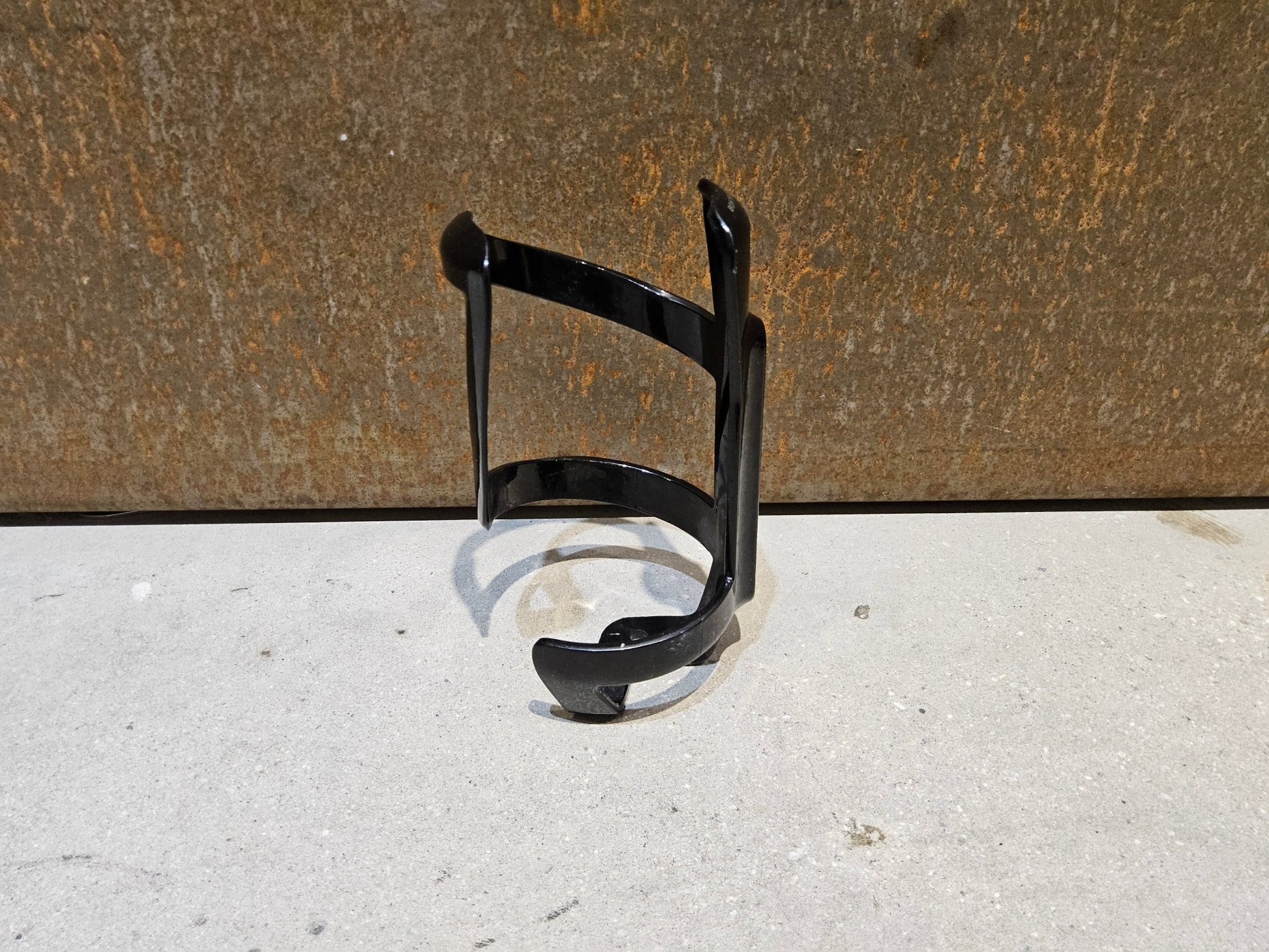 Trinkflaschen und Halter von Bontrager, BONTRAGER RIGHT SIDE LOAD RECYCLED FLASCHENHALTER / SCHWARZ vor USEDBIKES - OB.DE Hintergrund