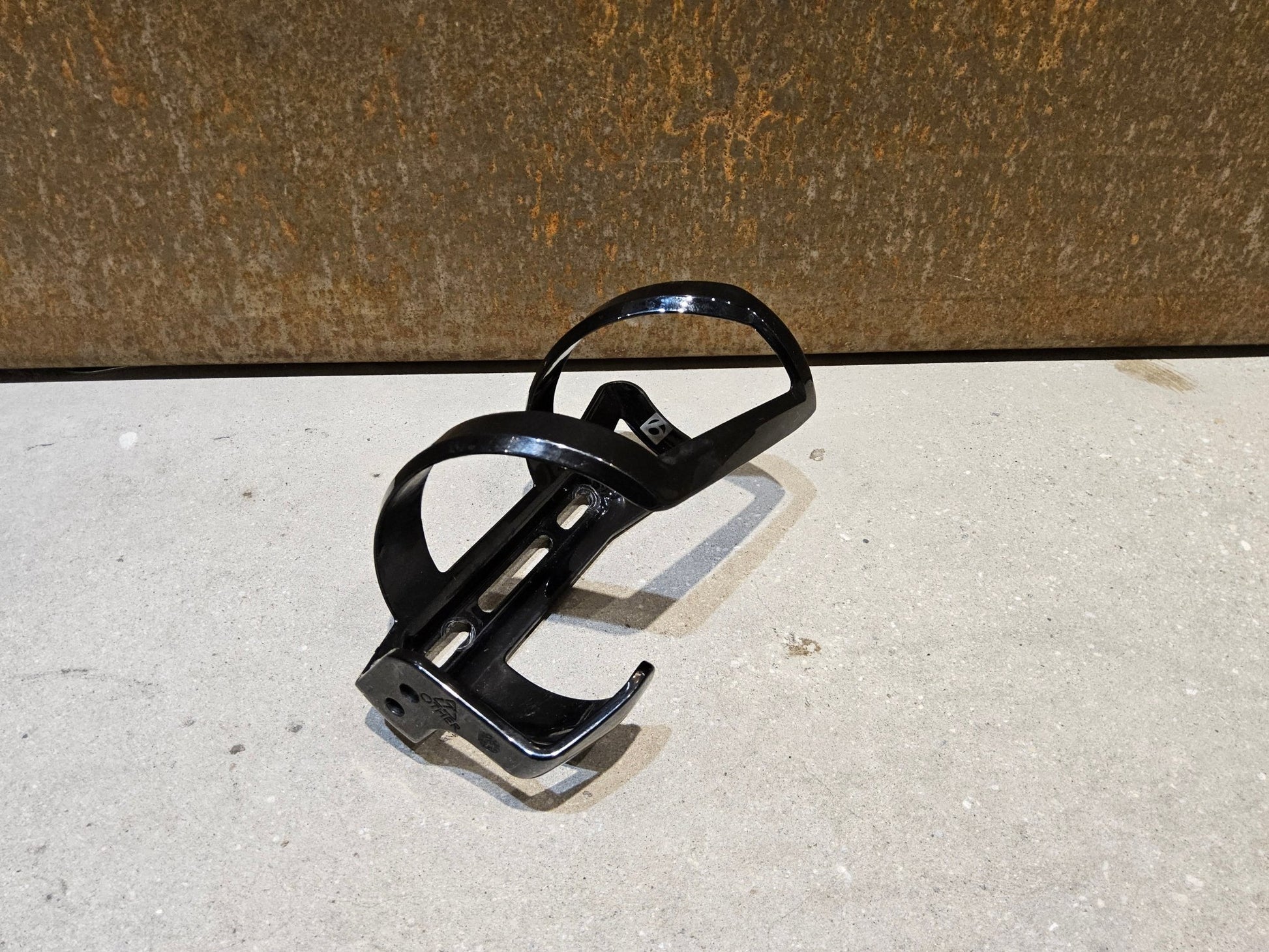 Trinkflaschen und Halter von Bontrager, BONTRAGER RIGHT SIDE LOAD RECYCLED FLASCHENHALTER / SCHWARZ vor USEDBIKES - OB.DE Hintergrund