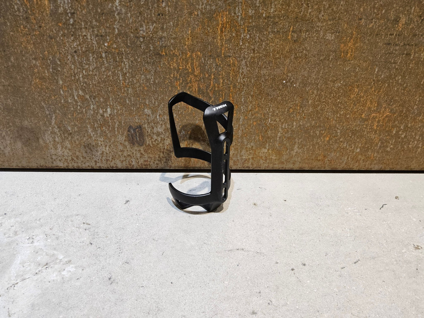 Trinkflaschen und Halter von Bontrager, BONTRAGER RIGHT SIDE LOAD RECYCLED FLASCHENHALTER / SCHWARZ MATT vor USEDBIKES - OB.DE Hintergrund