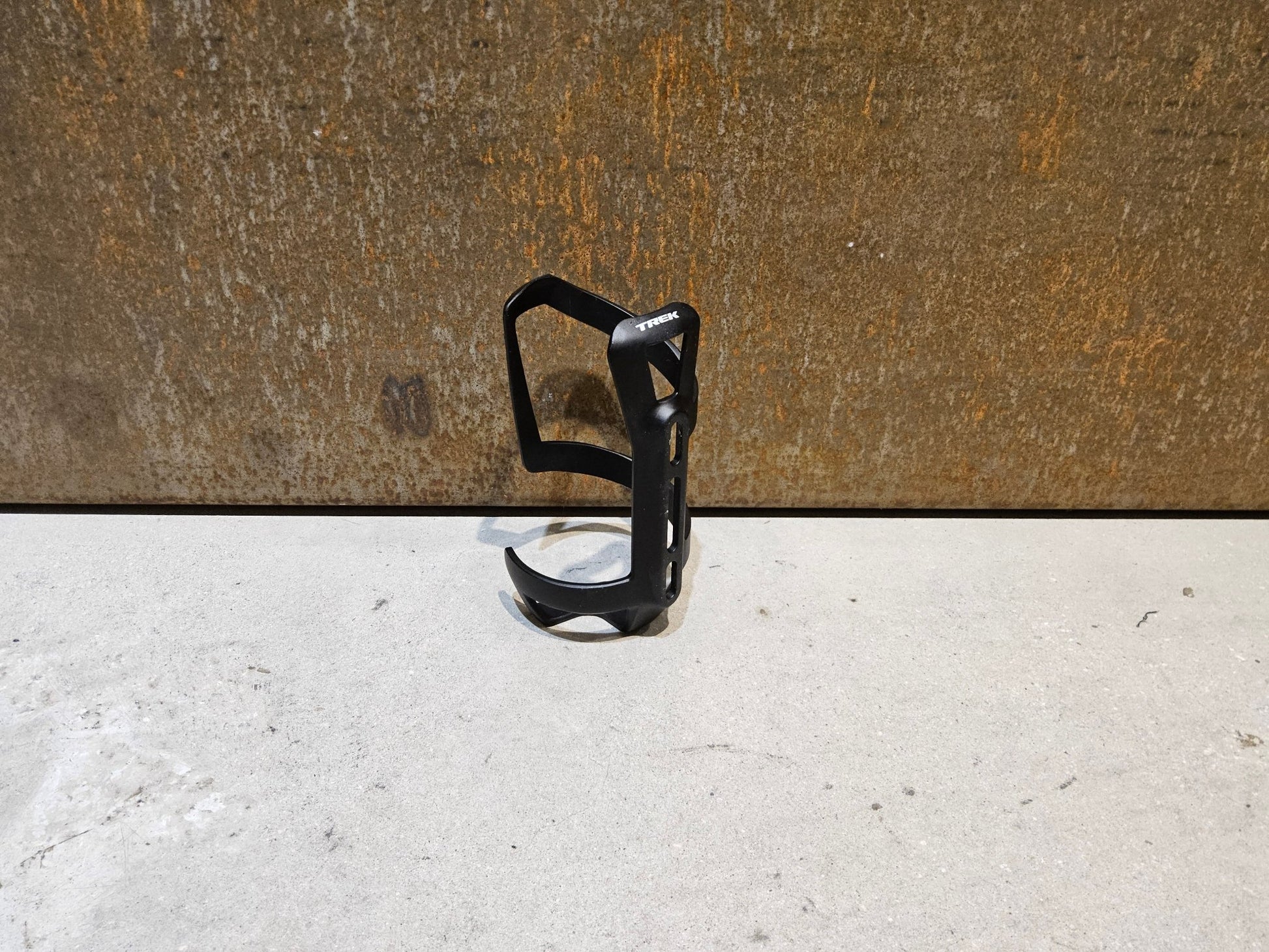 Trinkflaschen und Halter von Bontrager, BONTRAGER RIGHT SIDE LOAD RECYCLED FLASCHENHALTER / SCHWARZ MATT vor USEDBIKES - OB.DE Hintergrund