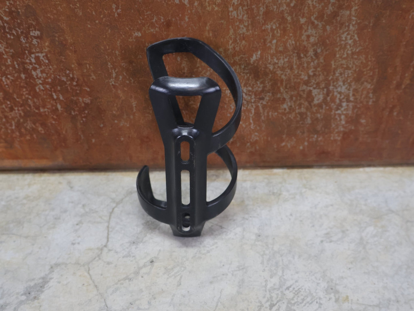 Trinkflaschen und Halter von Bontrager, BONTRAGER RIGHT SIDE LOAD RECYCLED FLASCHENHALTER / SCHWARZ OEM vor USEDBIKES - OB.DE Hintergrund