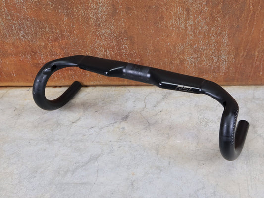 Lenker von Bontrager, BONTRAGER RSL AERO CARBON RENNRAD LENKER 370 / 400MM vor USEDBIKES - OB.DE Hintergrund