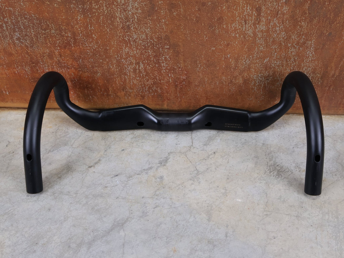 Lenker von Bontrager, BONTRAGER RSL AERO CARBON RENNRAD LENKER 370 / 400MM vor USEDBIKES - OB.DE Hintergrund