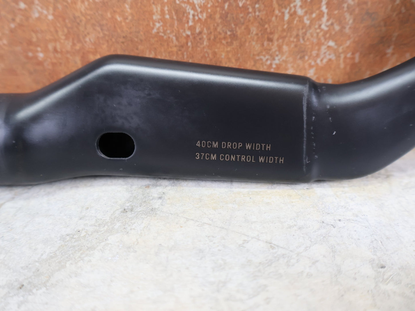 Lenker von Bontrager, BONTRAGER RSL AERO CARBON RENNRAD LENKER 370 / 400MM vor USEDBIKES - OB.DE Hintergrund