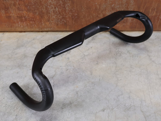 Lenker von Bontrager, BONTRAGER RSL AERO CARBON RENNRAD LENKER 390 / 420MM vor USEDBIKES - OB.DE Hintergrund