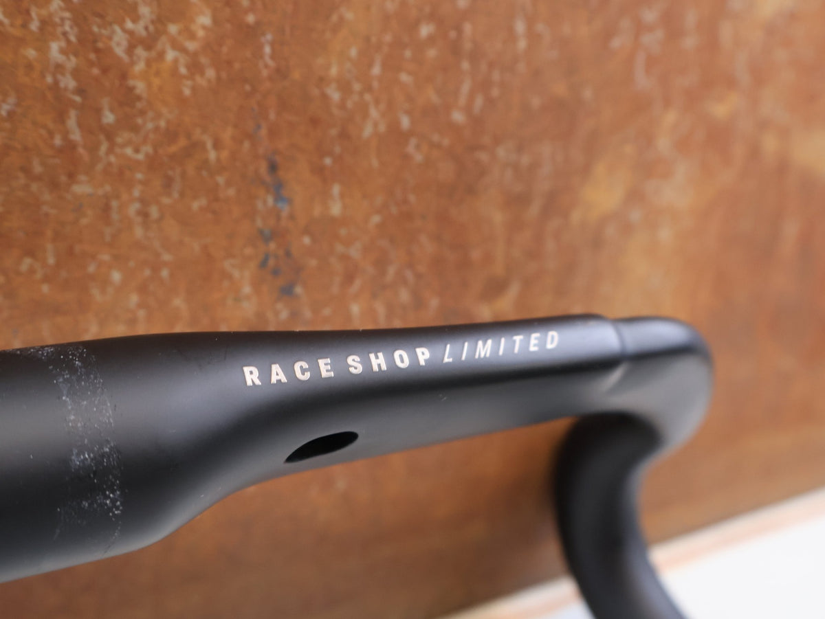 Lenker von Trek, Bontrager RSL Aero Carbon Rennradlenker 350/380mm 31.8mm vor USEDBIKES-OB.DE Hintergrund