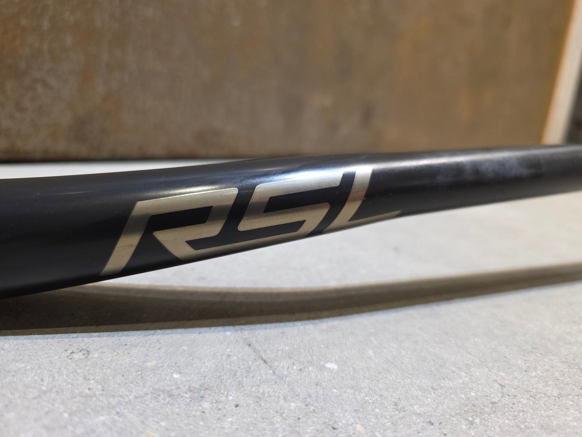 Lenker von Bontrager, BONTRAGER RSL MOUNTAINBIKE LENKER - / VORBAUEINHEIT 755MM X 45MM in variant_title vor USEDBIKES - OB.DE Hintergrund