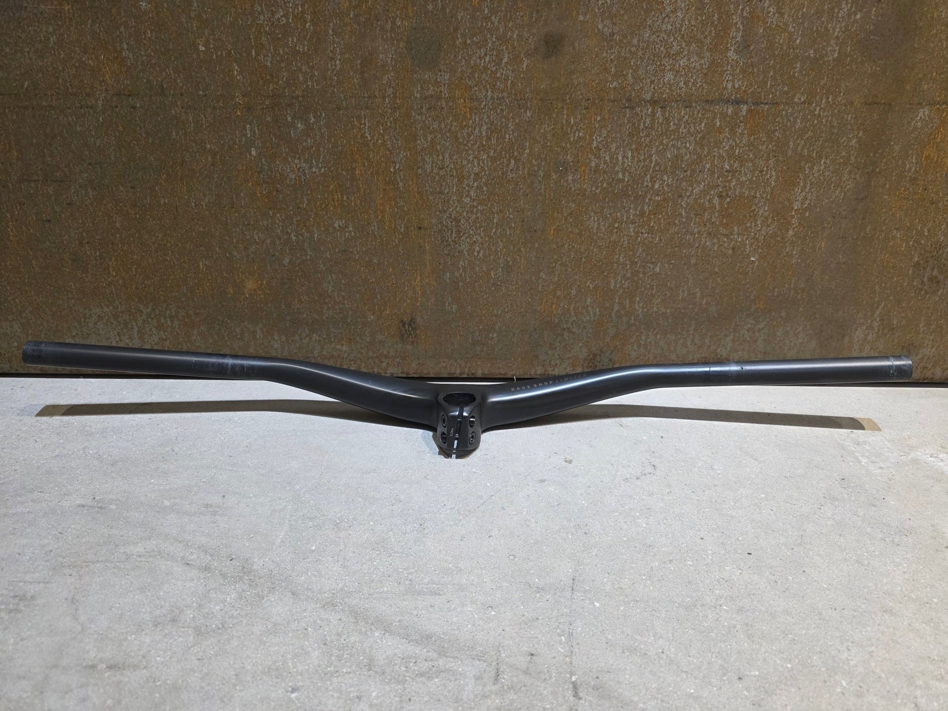 Lenker von Bontrager, BONTRAGER RSL MOUNTAINBIKE LENKER - / VORBAUEINHEIT 755MM X 45MM in variant_title vor USEDBIKES - OB.DE Hintergrund