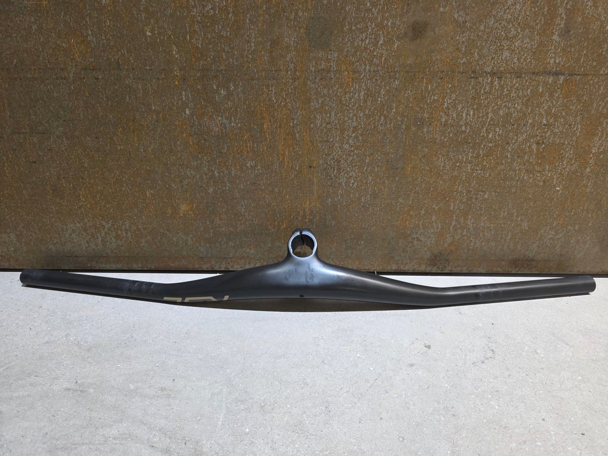 Lenker von Bontrager, BONTRAGER RSL MOUNTAINBIKE LENKER - / VORBAUEINHEIT 755MM X 45MM in variant_title vor USEDBIKES - OB.DE Hintergrund