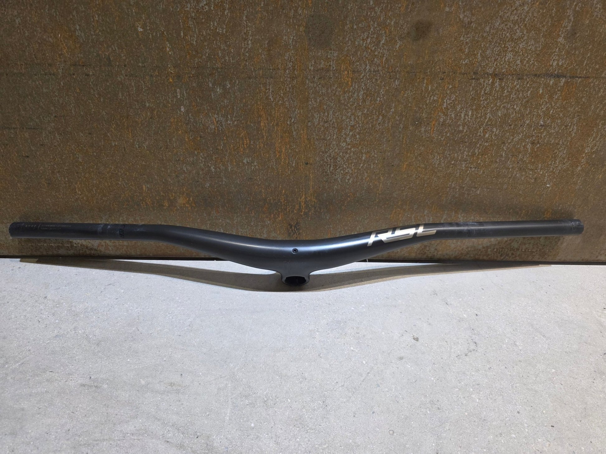 Lenker von Bontrager, BONTRAGER RSL MOUNTAINBIKE LENKER - / VORBAUEINHEIT 755MM X 45MM in variant_title vor USEDBIKES - OB.DE Hintergrund