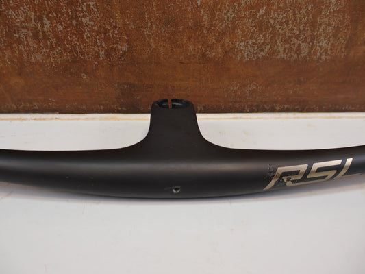 Lenker von Bontrager, BONTRAGER RSL MTB LENKER-VORBAU EINHEIT 670MM X 70MM CARBON vor USEDBIKES-OB.DE Hintergrund