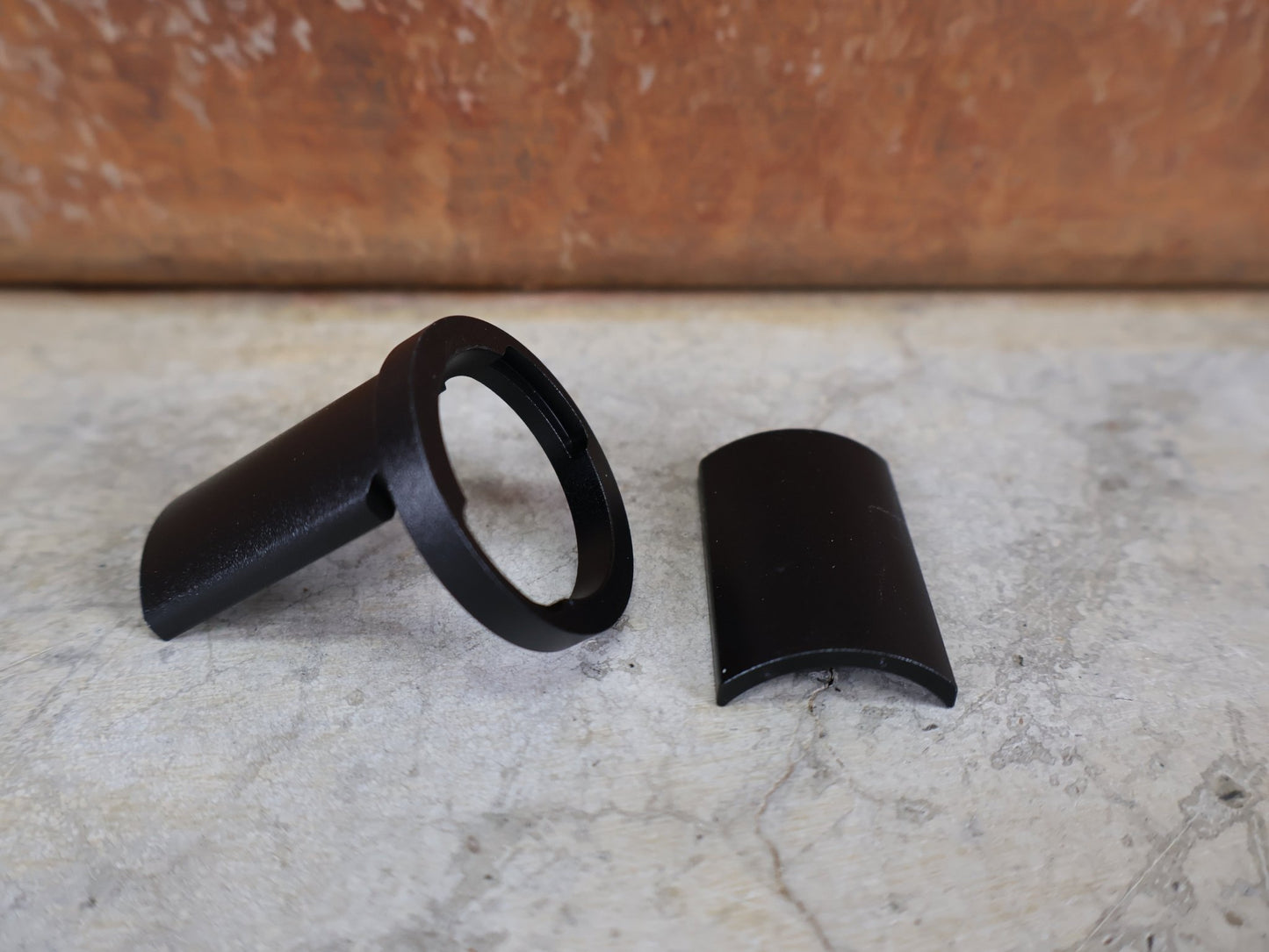 Lenker von Bontrager, BONTRAGER RSL MTB LENKER - VORBAU EINHEIT 750MM X 80MM – OCLV CARBON – BLENDR READY vor USEDBIKES - OB.DE Hintergrund