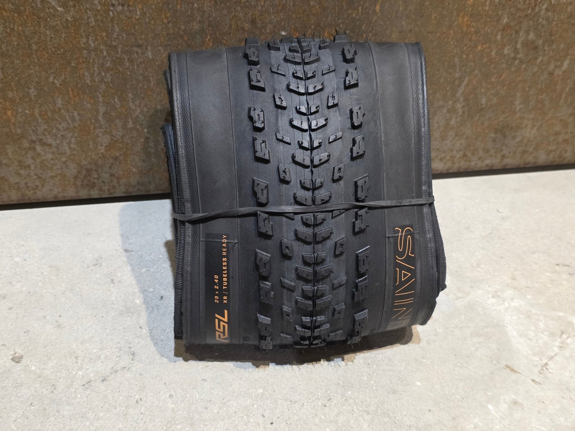 Reifen von Bontrager, BONTRAGER SAINTE - ANNE RSL XR TLR MOUNTAINBIKE REIFEN 29X2.40 vor USEDBIKES - OB.DE Hintergrund