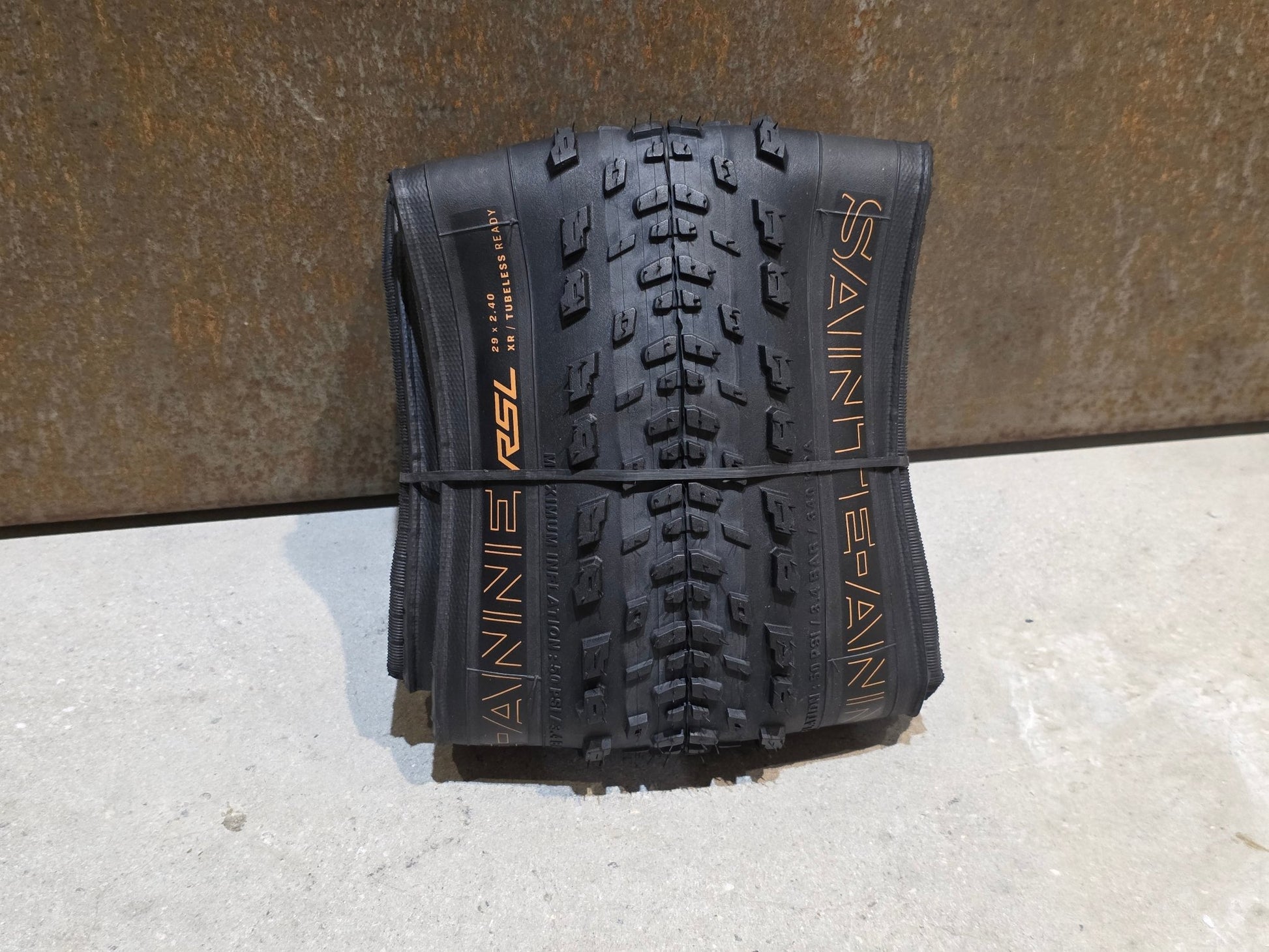 Reifen von Bontrager, BONTRAGER SAINTE - ANNE RSL XR TLR MOUNTAINBIKE REIFEN 29X2.40 vor USEDBIKES - OB.DE Hintergrund