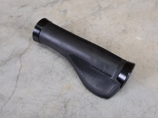 Griffe und Lenkerbänder von Trek, BONTRAGER SATELLITE ELITE GRIP / 130 MM – ERGONOMISCH – DUAL DENSITY – SCHRAUBKLEMMUNG vor USEDBIKES - OB.DE Hintergrund