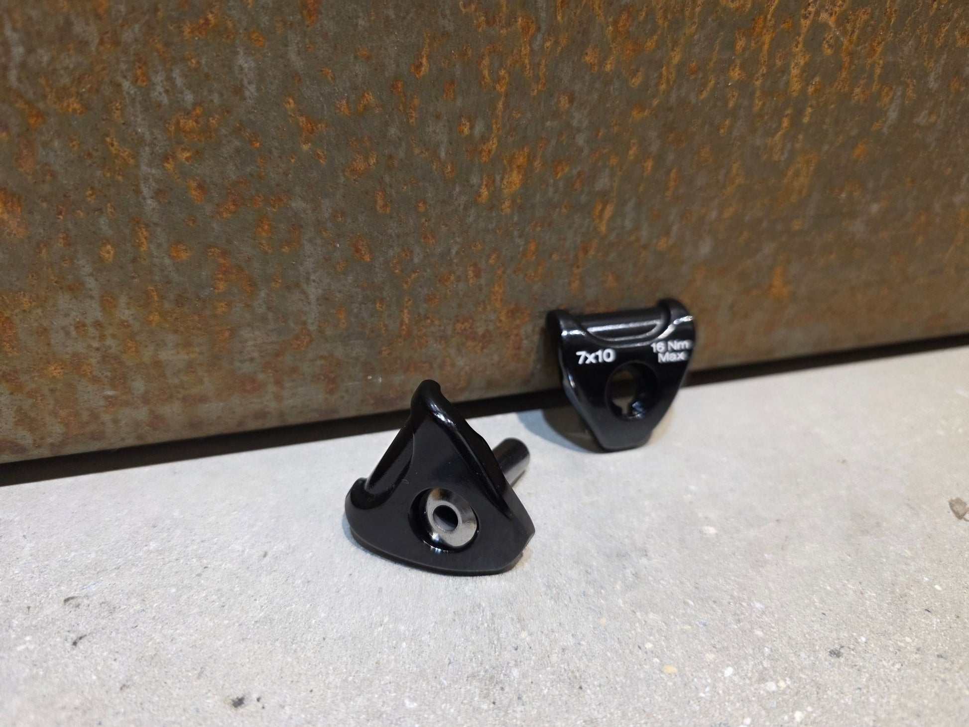 Zubehör von Bontrager, BONTRAGER SATTELKLEMMSTÜCKE FÜR DREHKOPFSATTELSTÜTZE / 436658 / 7 X 10MM vor USEDBIKES - OB.DE Hintergrund