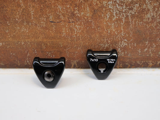 Zubehör von Bontrager, BONTRAGER SATTELKLEMMSTÜCKE 7X10 MM / FÜR CARBON RAILS / TREK DREHKOPF - STÜTZE / 436658 vor USEDBIKES - OB.DE Hintergrund
