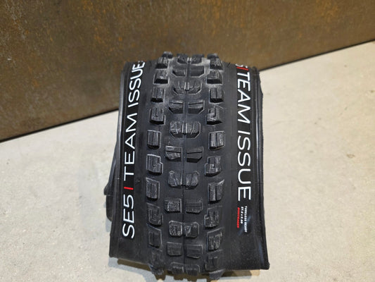 Reifen von Bontrager, BONTRAGER SE5 TEAM ISSUE TLR MOUNTAINBIKE REIFEN 27.5X2.5 in variant_title vor USEDBIKES - OB.DE Hintergrund