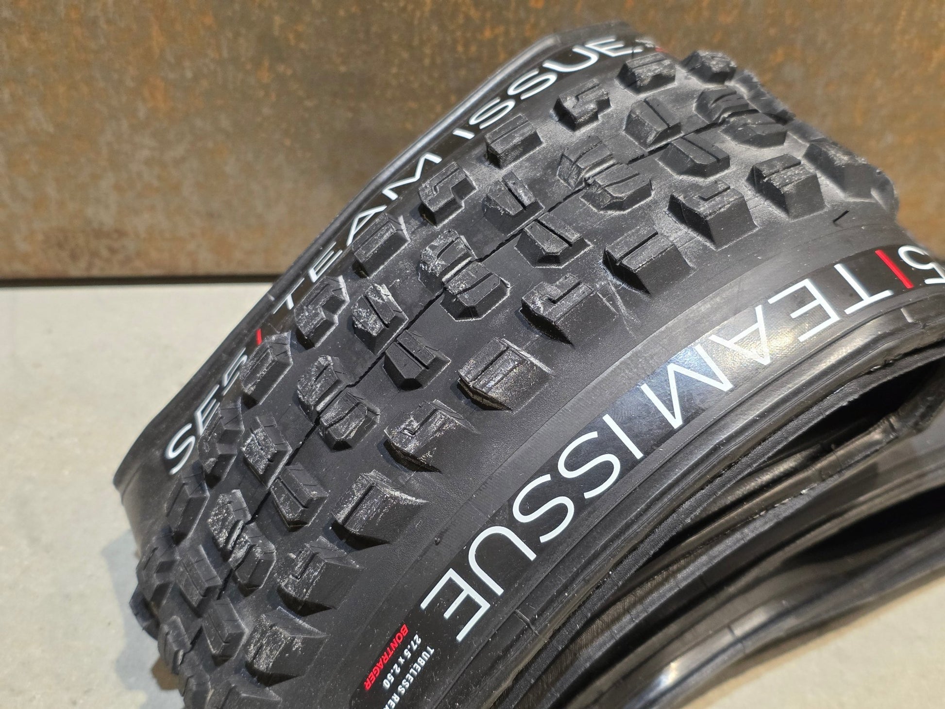 Reifen von Bontrager, BONTRAGER SE5 TEAM ISSUE TLR MOUNTAINBIKE REIFEN 27.5X2.5 in variant_title vor USEDBIKES - OB.DE Hintergrund