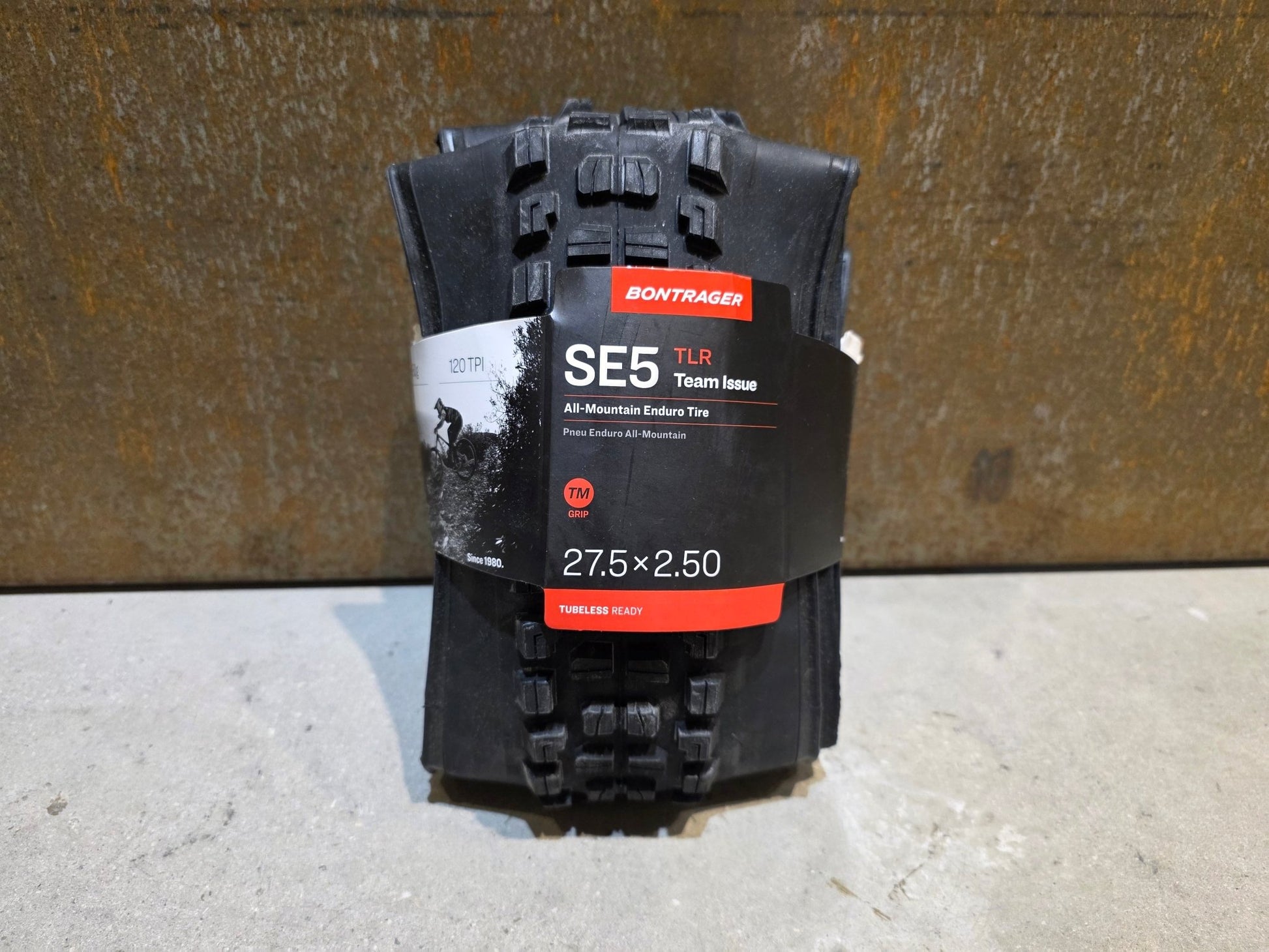 Reifen von Bontrager, BONTRAGER SE5 TEAM ISSUE TLR MOUNTAINBIKE REIFEN 27.5X2.5 in variant_title vor USEDBIKES - OB.DE Hintergrund
