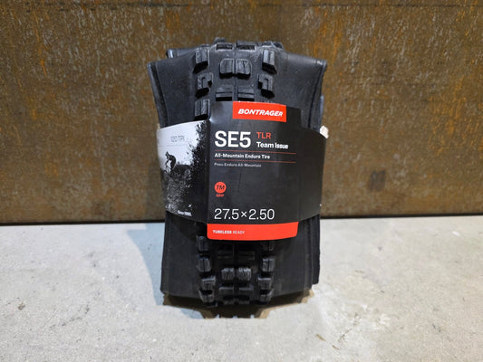 Reifen von Bontrager, BONTRAGER SE5 TEAM ISSUE TLR MOUNTAINBIKE REIFEN 27.5X2.5 in variant_title vor USEDBIKES - OB.DE Hintergrund