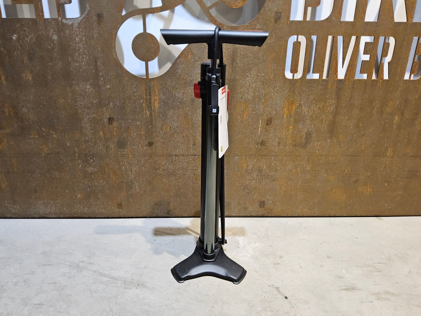 Luftpumpen & Werkzeug von Bontrager, BONTRAGER TLR FLASH CHARGER STANDPUMPE / DIGITAL TUBLESS PUMPE vor USEDBIKES - OB.DE Hintergrund