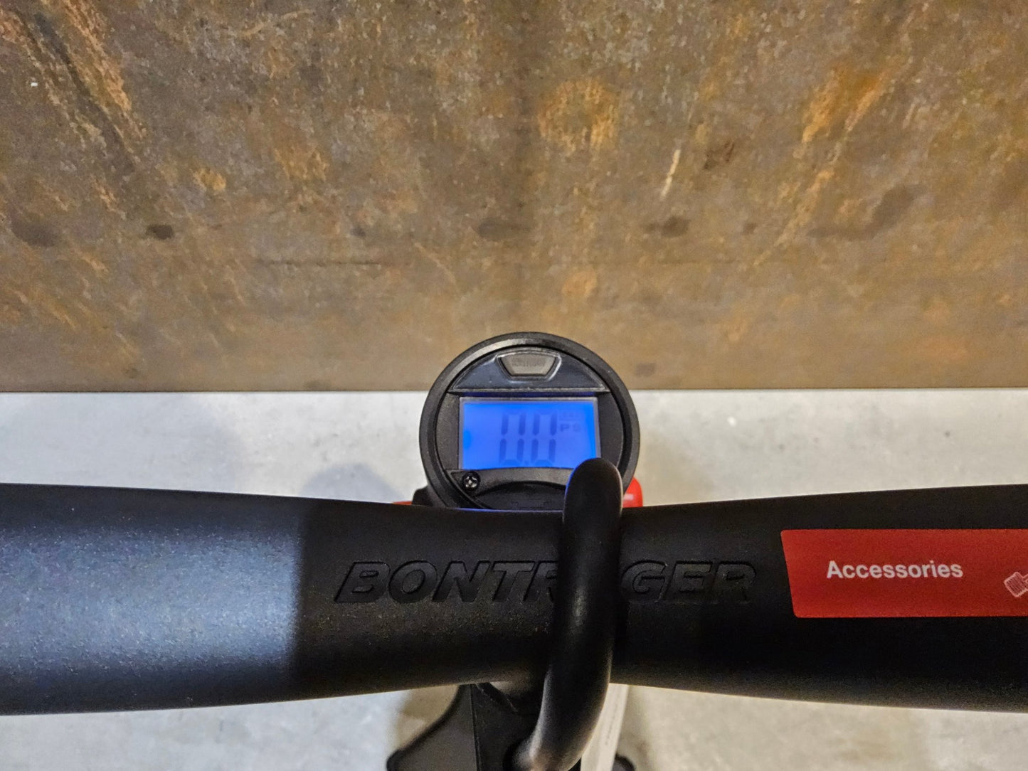 Luftpumpen & Werkzeug von Bontrager, BONTRAGER TLR FLASH CHARGER STANDPUMPE / DIGITAL TUBLESS PUMPE vor USEDBIKES - OB.DE Hintergrund