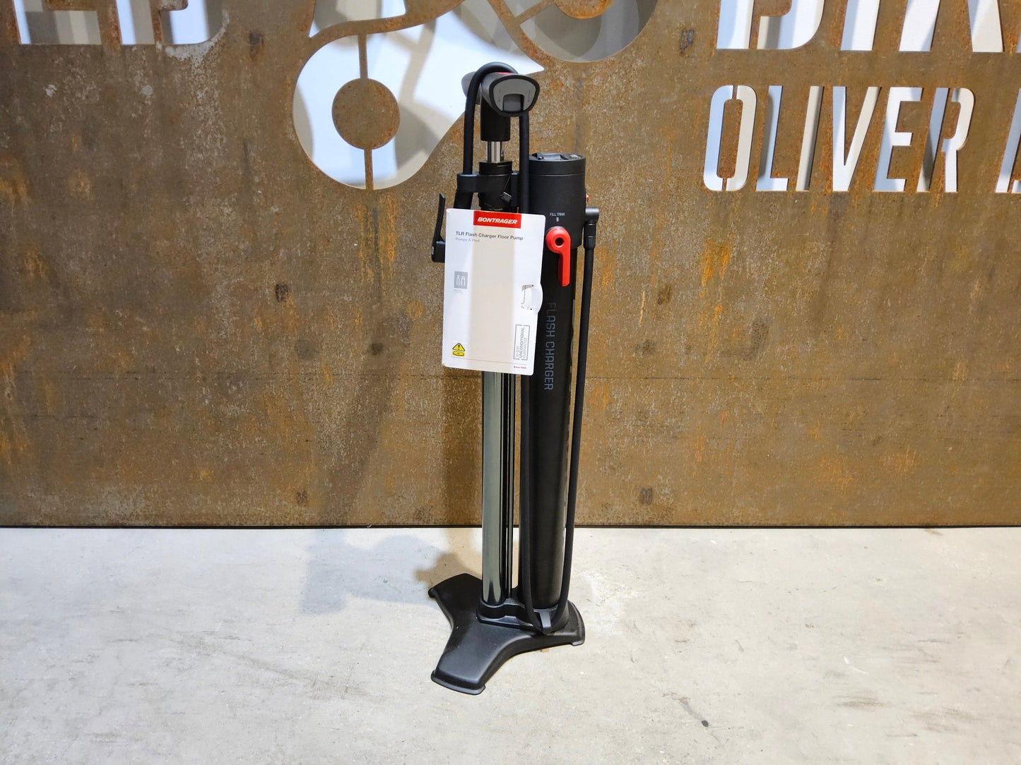 Luftpumpen & Werkzeug von Bontrager, BONTRAGER TLR FLASH CHARGER STANDPUMPE / DIGITAL TUBLESS PUMPE vor USEDBIKES - OB.DE Hintergrund
