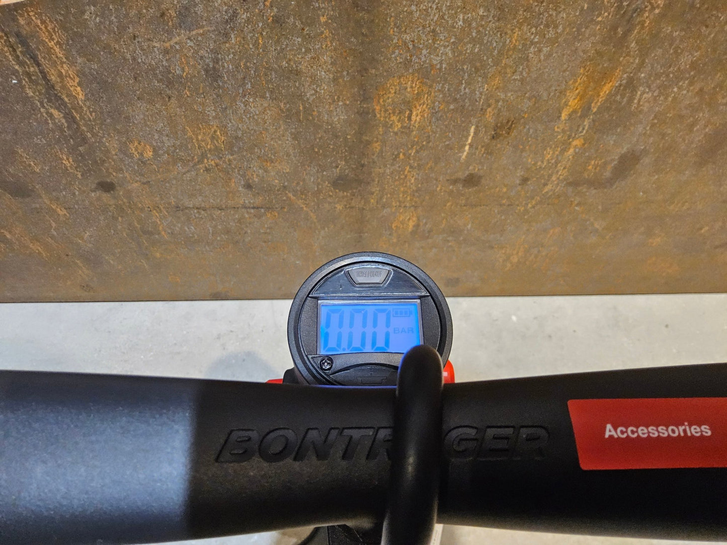 Luftpumpen & Werkzeug von Bontrager, BONTRAGER TLR FLASH CHARGER STANDPUMPE / DIGITAL TUBLESS PUMPE vor USEDBIKES - OB.DE Hintergrund