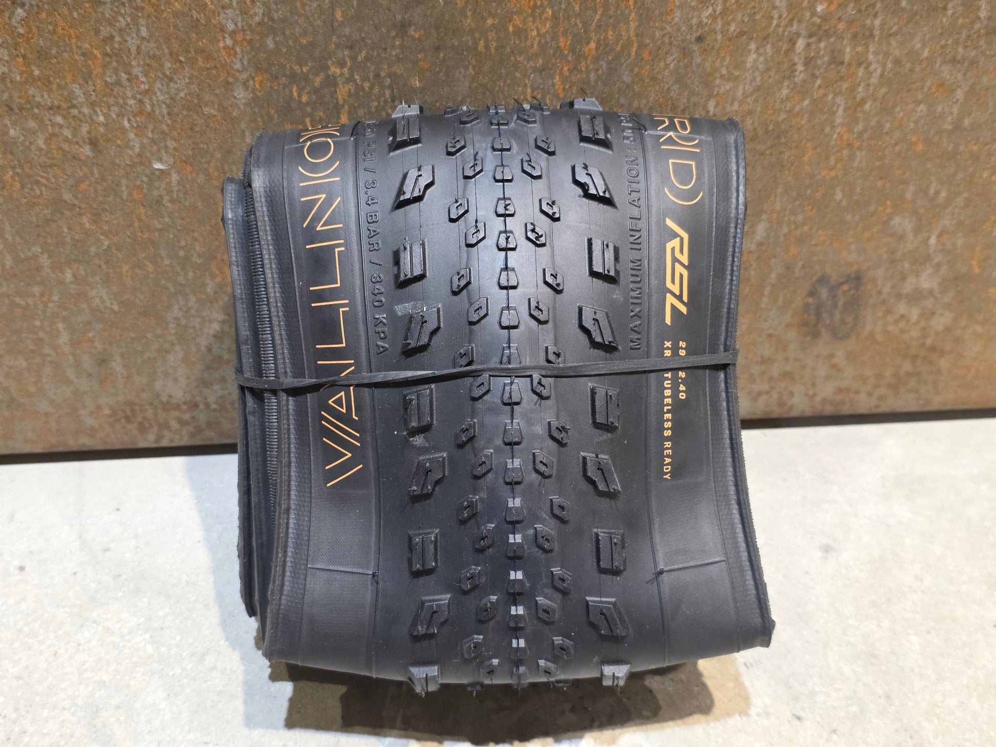 Reifen von Bontrager, BONTRAGER VALLNORD RSL XR TLR MOUNTAINBIKE REIFEN 29X2.40 vor USEDBIKES - OB.DE Hintergrund