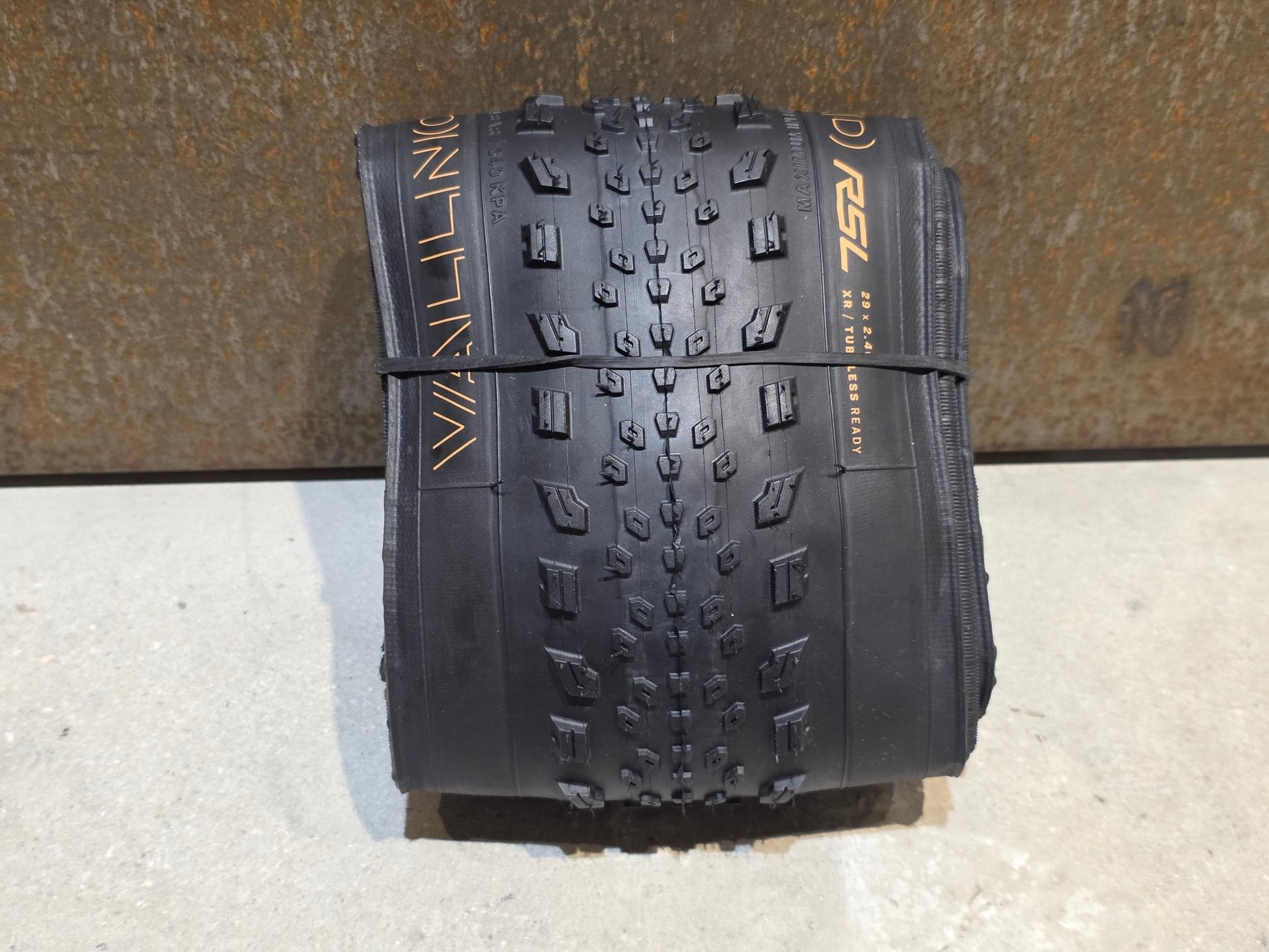 Reifen von Bontrager, BONTRAGER VALLNORD RSL XR TLR MOUNTAINBIKE REIFEN 29X2.40 vor USEDBIKES - OB.DE Hintergrund