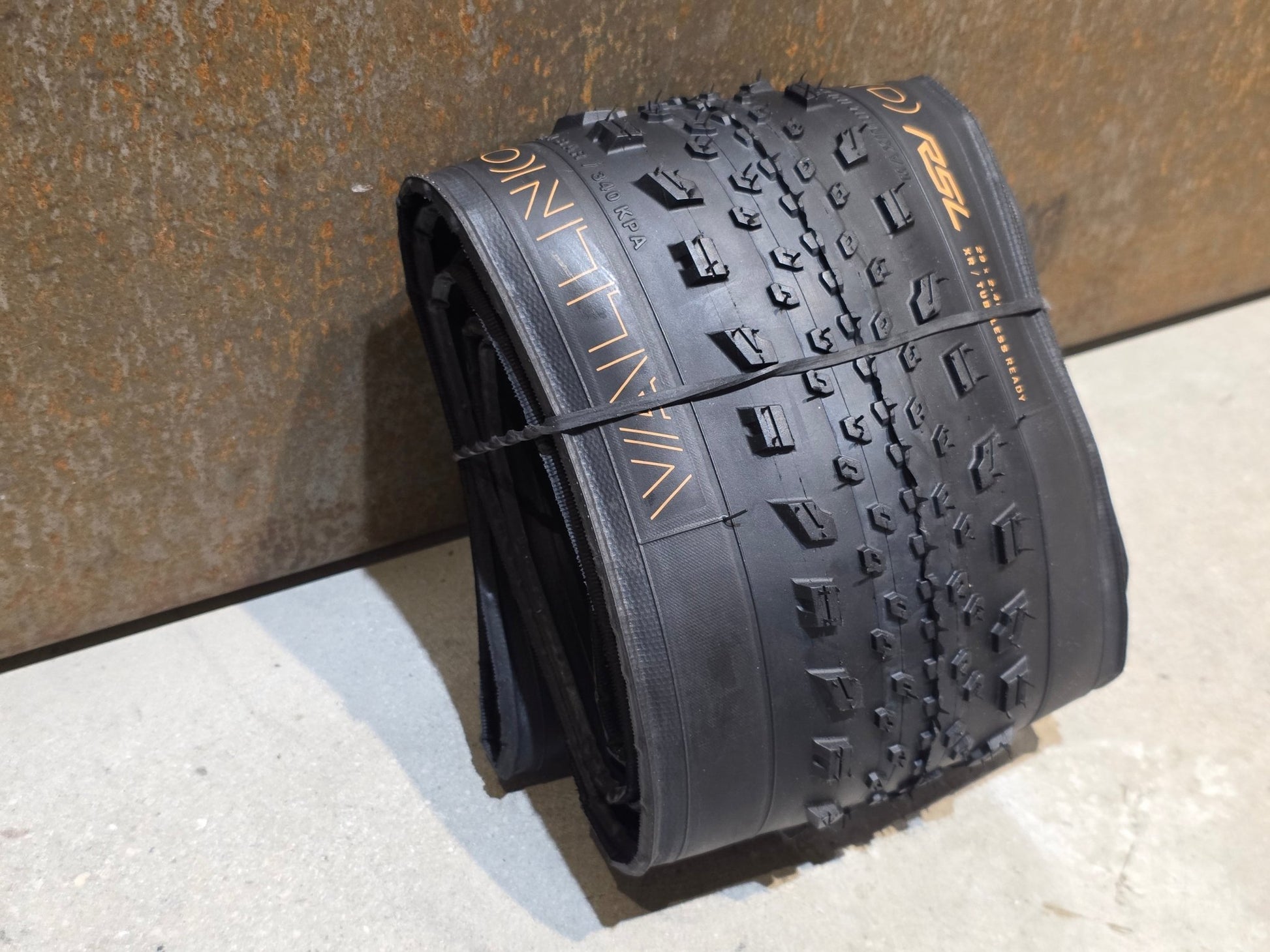 Reifen von Bontrager, BONTRAGER VALLNORD RSL XR TLR MOUNTAINBIKE REIFEN 29X2.40 vor USEDBIKES - OB.DE Hintergrund