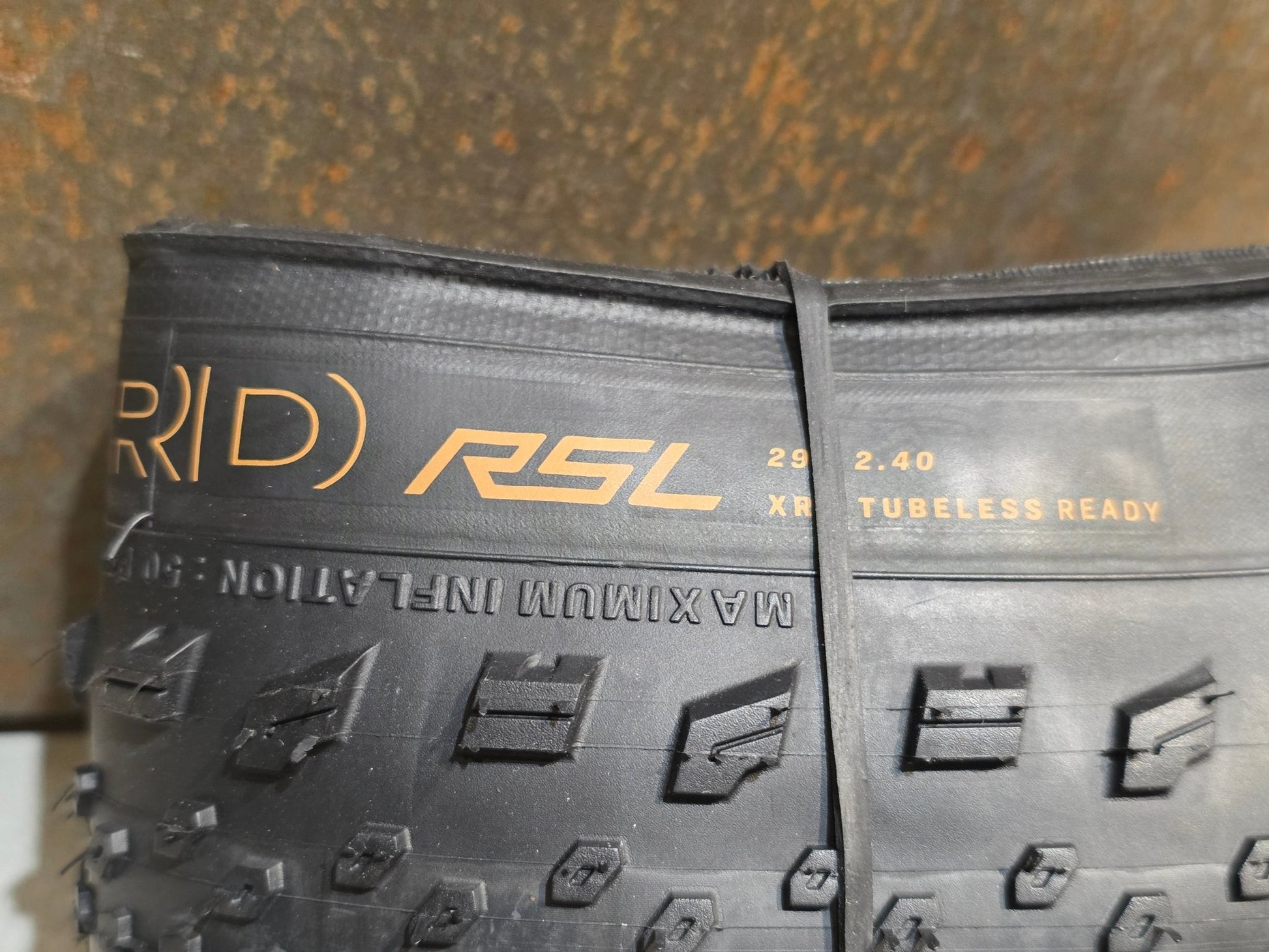 Reifen von Bontrager, BONTRAGER VALLNORD RSL XR TLR MOUNTAINBIKE REIFEN 29X2.40 vor USEDBIKES - OB.DE Hintergrund