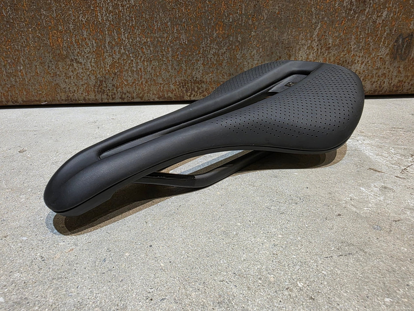 Sattel von Bontrager, BONTRAGER VERSE PRO CARBONGESTELL 145MM SATTEL SCHWARZ vor USEDBIKES - OB.DE Hintergrund