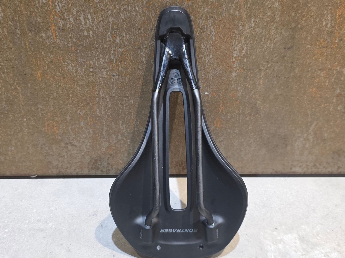 Sattel von Bontrager, BONTRAGER VERSE PRO CARBONGESTELL 145MM SATTEL SCHWARZ vor USEDBIKES - OB.DE Hintergrund