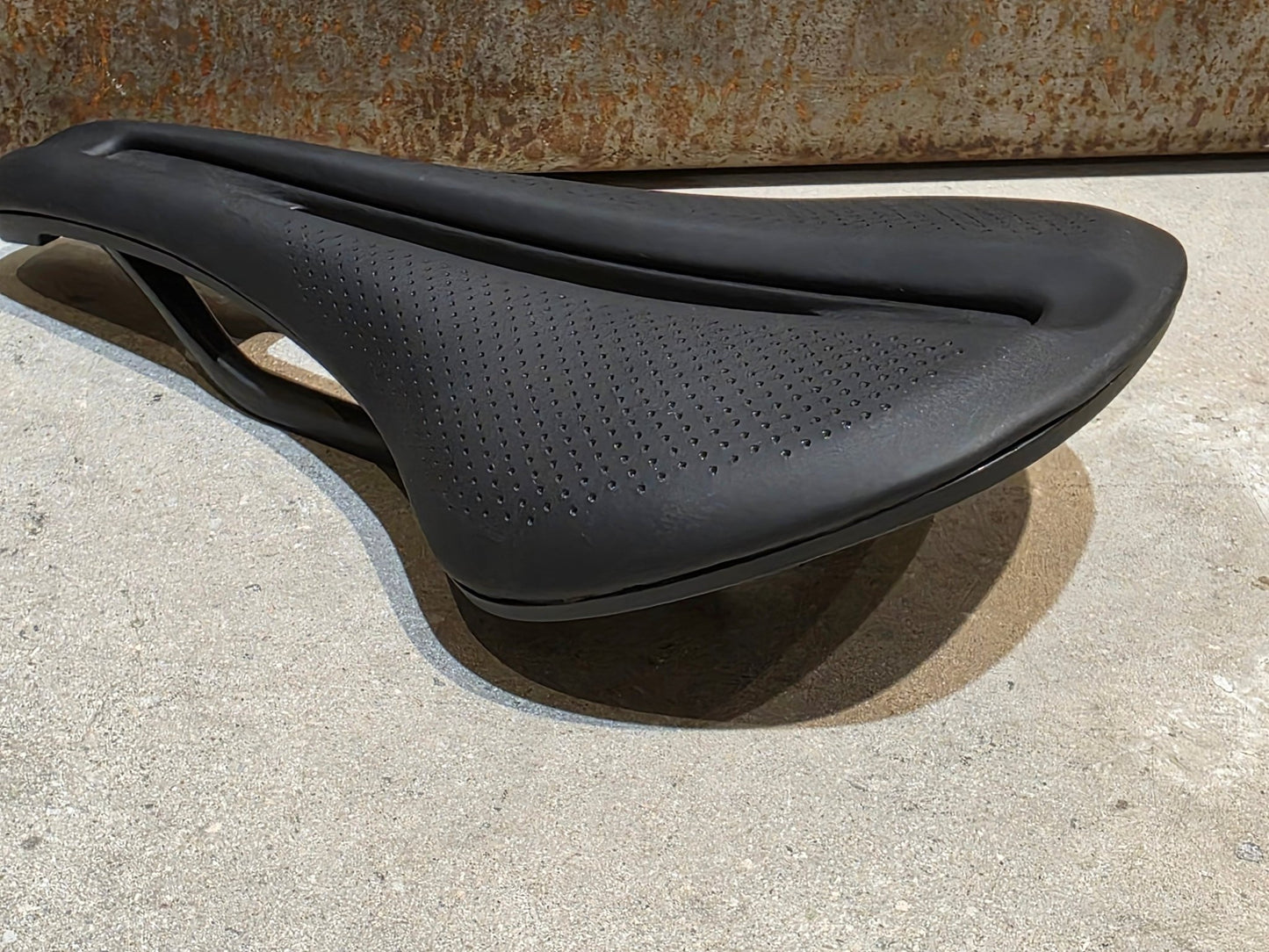 Sattel von Bontrager, BONTRAGER VERSE PRO CARBONGESTELL 145MM SATTEL SCHWARZ vor USEDBIKES - OB.DE Hintergrund