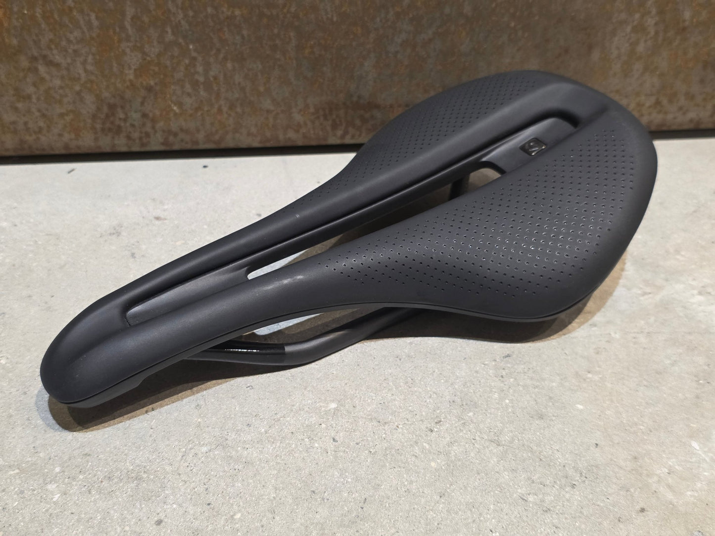 Sattel von Bontrager, BONTRAGER VERSE PRO CARBONGESTELL 145MM SATTEL SCHWARZ vor USEDBIKES - OB.DE Hintergrund