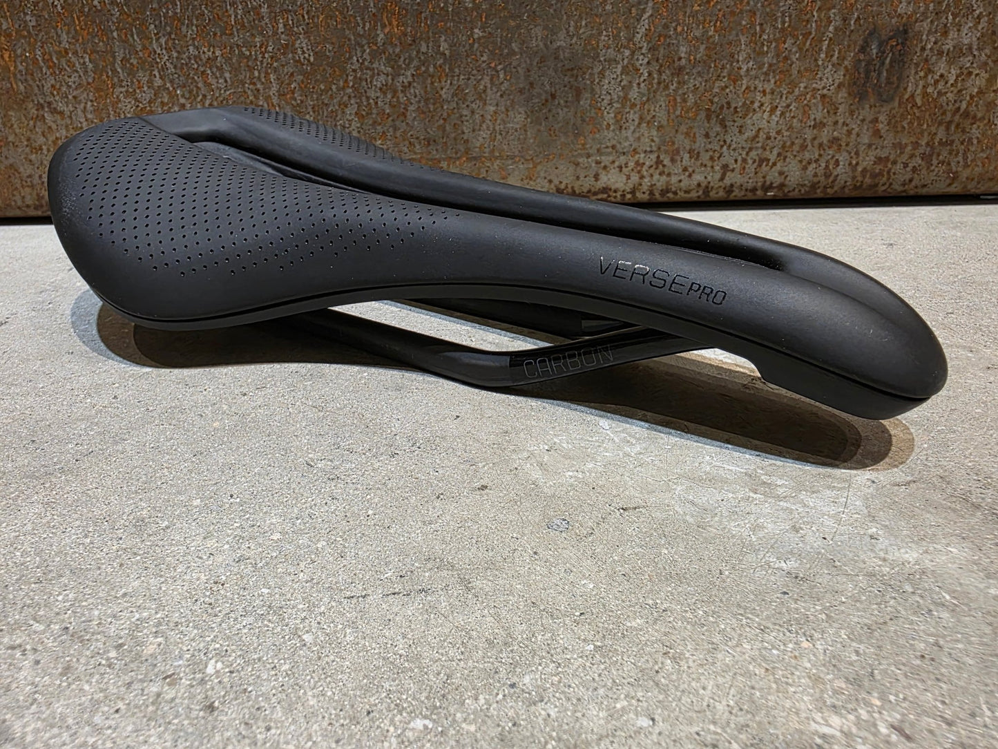 Sattel von Bontrager, BONTRAGER VERSE PRO CARBONGESTELL 145MM SATTEL SCHWARZ vor USEDBIKES - OB.DE Hintergrund