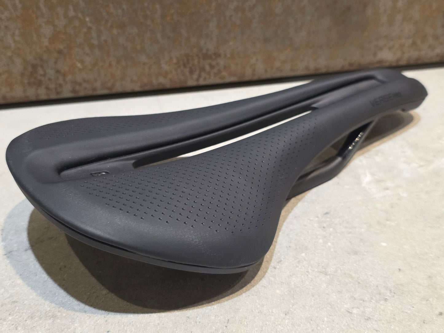 Sattel von Bontrager, BONTRAGER VERSE PRO CARBONGESTELL 145MM SATTEL SCHWARZ vor USEDBIKES - OB.DE Hintergrund