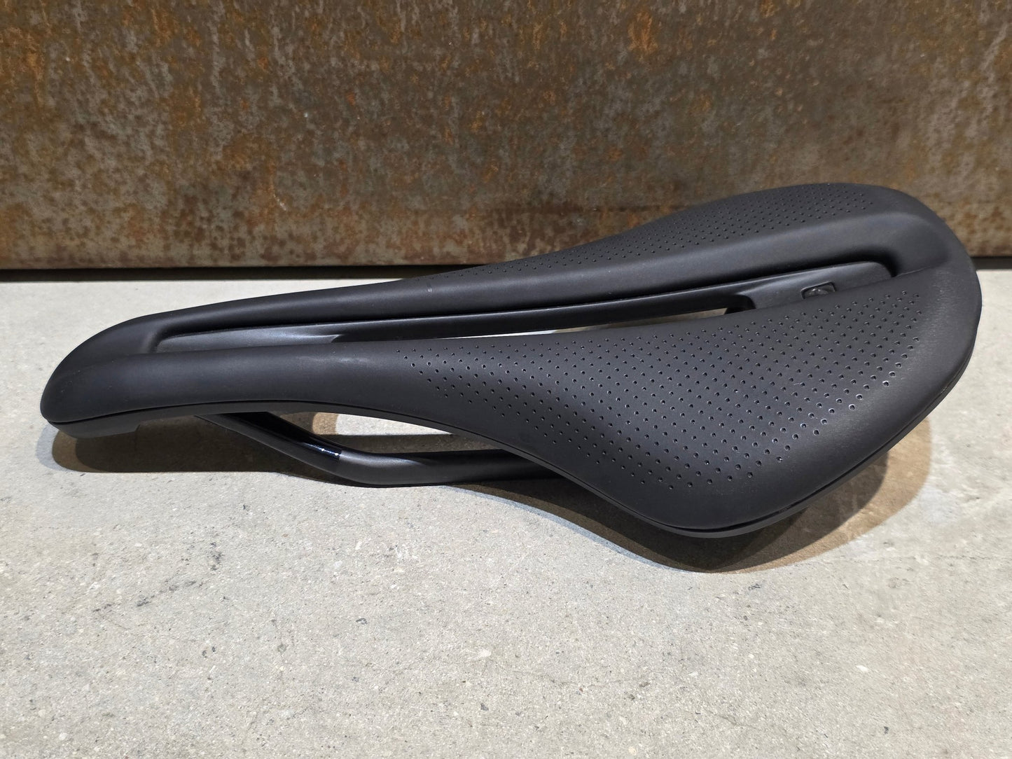 Sattel von Bontrager, BONTRAGER VERSE PRO CARBONGESTELL 145MM SATTEL SCHWARZ vor USEDBIKES - OB.DE Hintergrund
