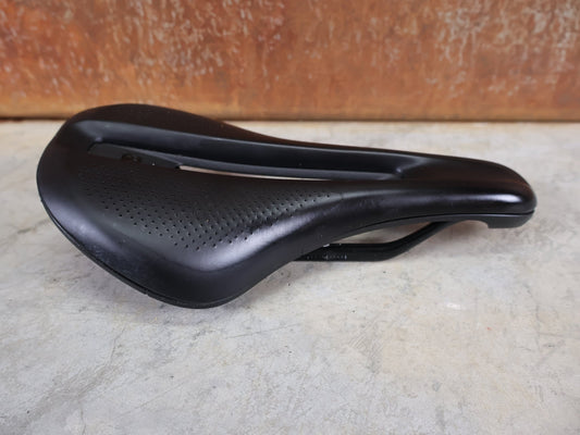 Sattel von Bontrager, BONTRAGER VERSE SHORT PRO SATTEL / CARBONSTREBEN – 250 × 145 MM vor USEDBIKES - OB.DE Hintergrund