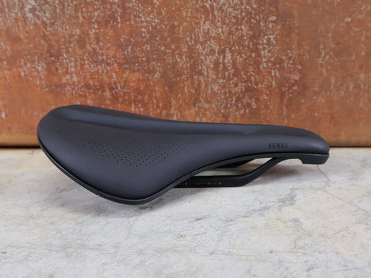 Sattel von Bontrager, BONTRAGER VERSE SHORT PRO SATTEL / CARBONSTREBEN – 250 × 145 MM vor USEDBIKES - OB.DE Hintergrund