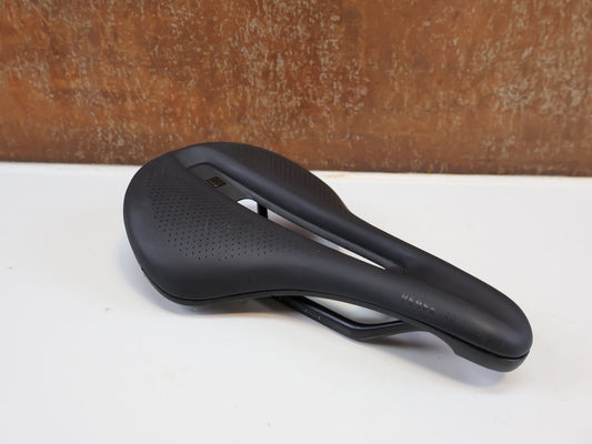 Sattel von Bontrager, BONTRAGER VERSE SHORT PRO SATTEL / CARBONSTREBEN – 250 × 155 MM vor USEDBIKES-OB.DE Hintergrund