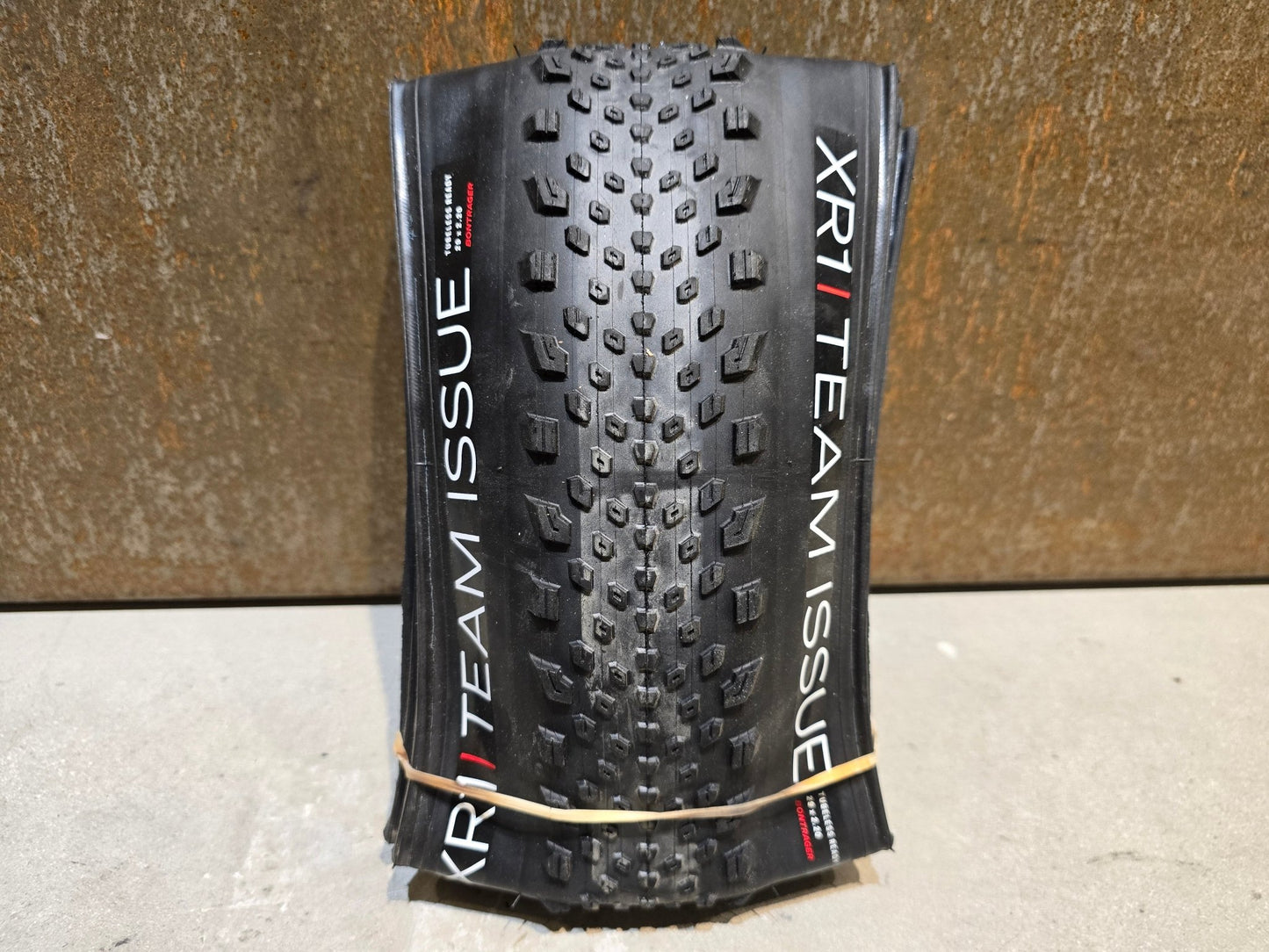 Reifen von Bontrager, BONTRAGER XR1 TEAM ISSUE TLR MOUNTAINBIKE REIFEN 29X2.20 in variant_title vor USEDBIKES - OB.DE Hintergrund