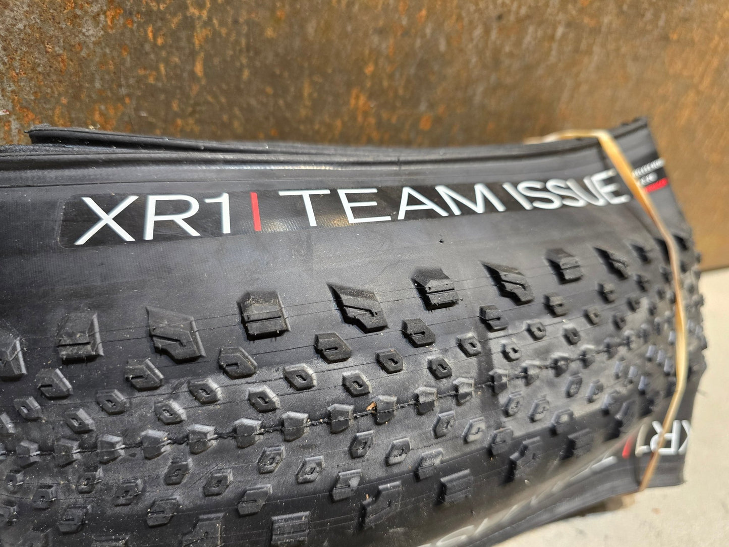 Reifen von Bontrager, BONTRAGER XR1 TEAM ISSUE TLR MOUNTAINBIKE REIFEN 29X2.20 in variant_title vor USEDBIKES - OB.DE Hintergrund