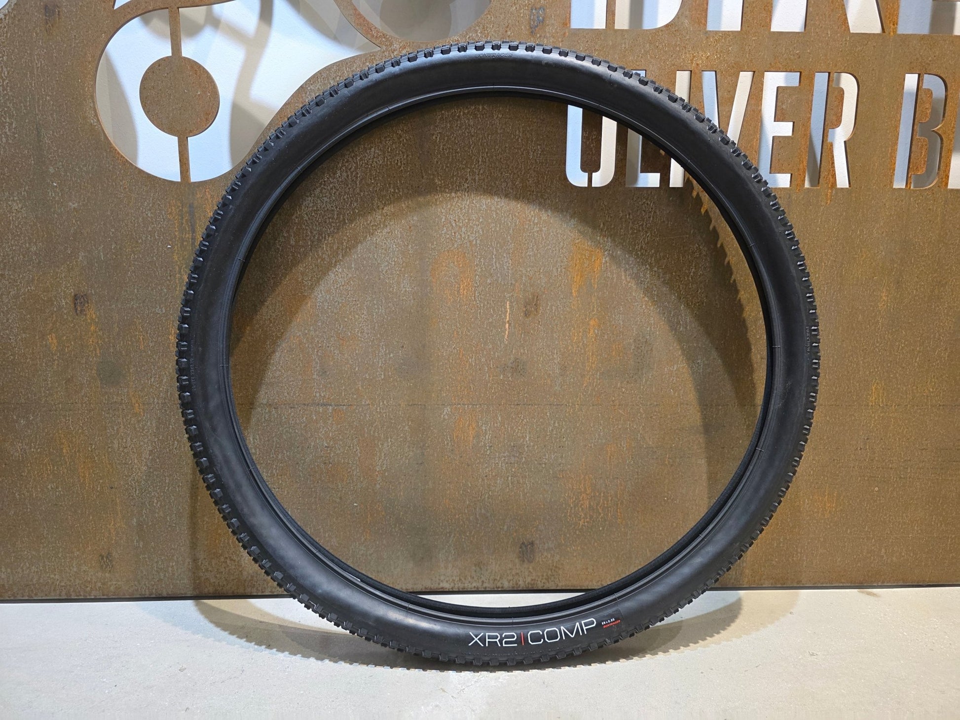 Reifen von Bontrager, BONTRAGER XR2 COMP MOUNTAINBIKE REIFEN 29X2.20 vor USEDBIKES - OB.DE Hintergrund